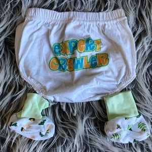 “Expert Crawler” 0-6 Months Infant & Booties Set